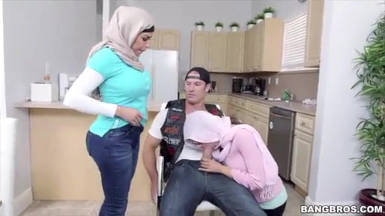 1280px x 720px - Mia Khalifa And Arab Mom Julianna Vega Share Cock Porn